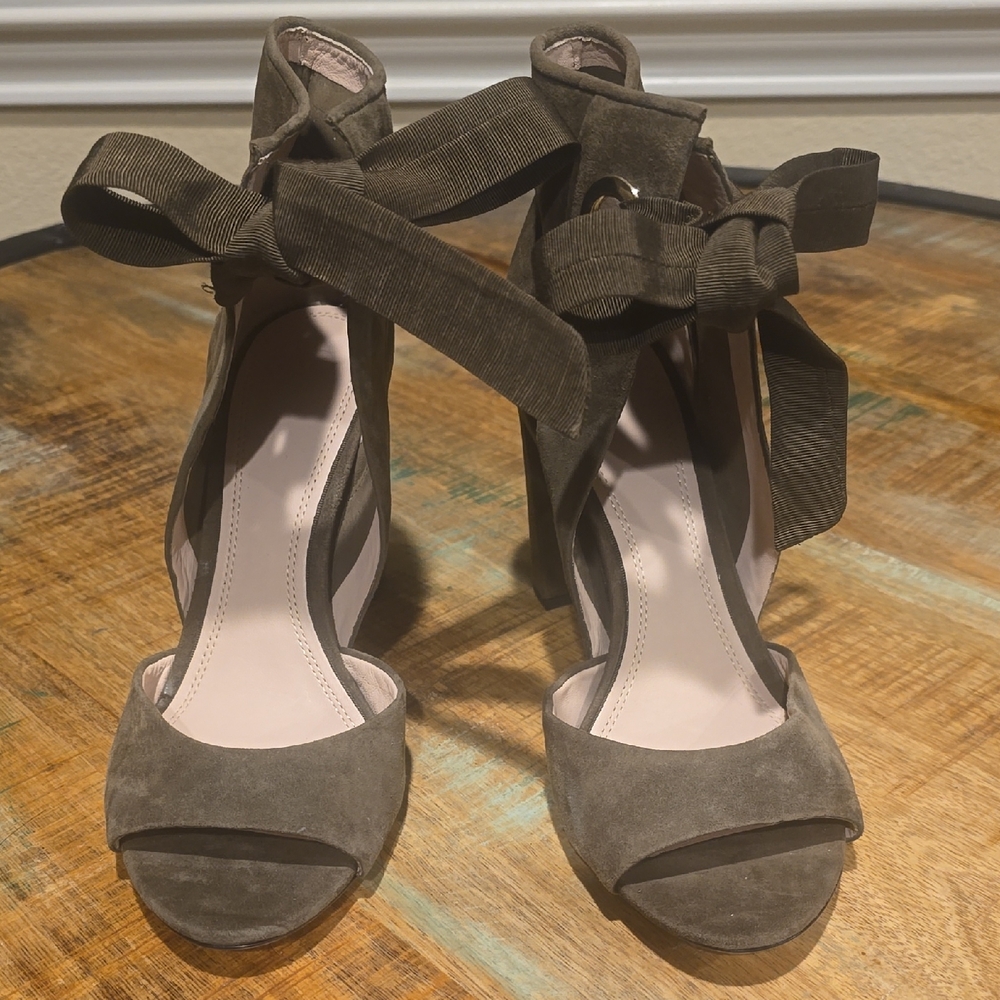 Elegant Women's Suede Heels with Bow Detail